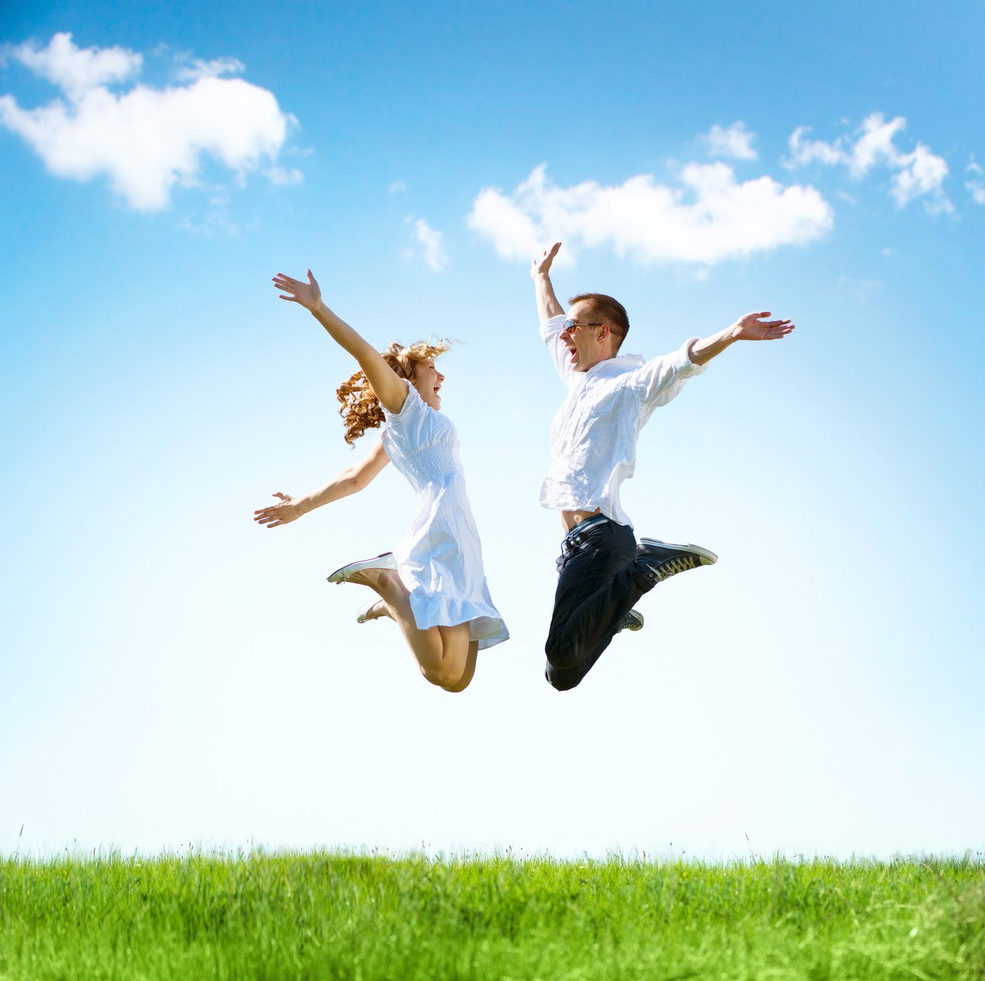 photodune-12410676-happy-couple-outdoor-jumping-family-on-green-field-m